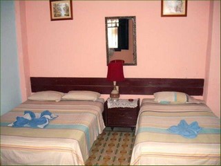 Habitacion con dos camas en la Casa Colonial Vicente