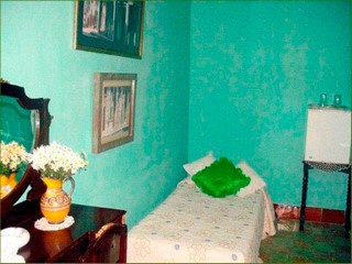 Habitación con cama adicional en la Habana