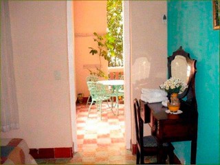 Habitación con cama adicional en la Habana